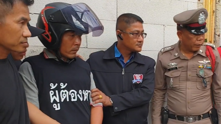 Police took Chaiyuth Kongchareon (second to left) to perform the traditional crime reenactment on June 7, 2018. Screenshot: Siang Sakhon/ Facebook