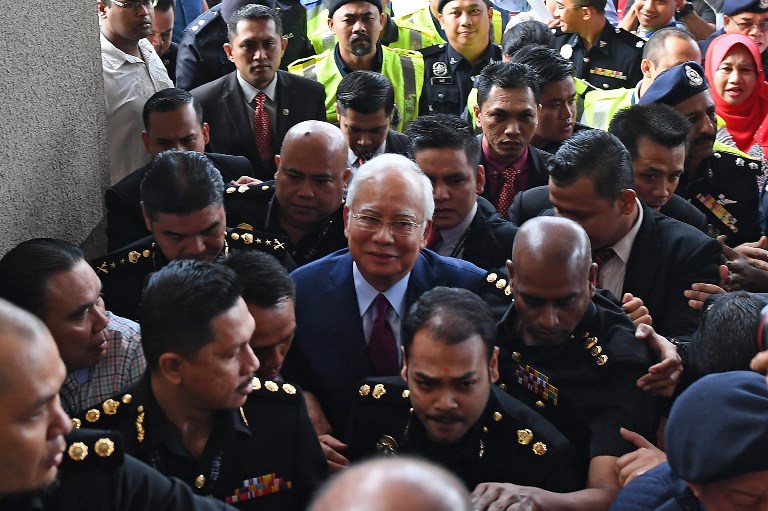 Former Malaysian prime minister Najib Razak (C) arrives for a court appearance at the Duta court complex in Kuala Lumpur on July 4, 2018.
Najib, 64, was detained on July 3 as the government of Prime Minister Mahathir Mohamad intensified a probe on corruption during his rule, including the alleged siphoning off of billions of dollars from state fund 1MDB. / AFP PHOTO / MOHD RASFAN
