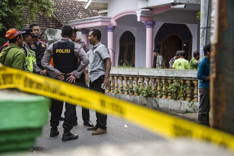 Indonesian police conduct an investigation at a house in the city of Bangil, East Java province on July 5, 2018, after an alleged terrorist who managed to escape detonated a homemade bomb, injuring at least one, according to reports. Photo: AFP / JUNI KRISWANTO