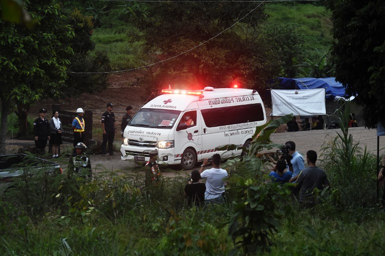 An ambulance leaves the Tham Luang cave area after divers evacuated some of the 12 boys and their coach trapped at the cave in Khun Nam Nang Non Forest Park in the Mae Sai district of Chiang Rai province on July 8, 2018. Photo: AFP
Elite divers on July 8 began the extremely dangerous operation to extract 12 boys and their football coach who have been trapped in a flooded cave complex in northern Thailand for more than two weeks, as looming monsoon rains threatened the rescue effort. / AFP PHOTO / LILLIAN SUWANRUMPHA