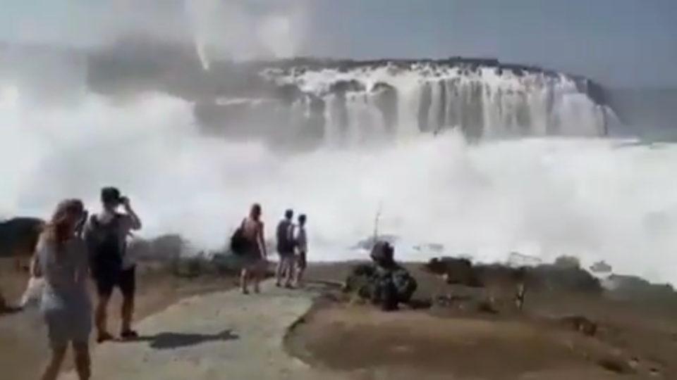 Crazy waves at Angel’s Billabong, Nusa Penida. Photo via Ode Irawan/Facebook