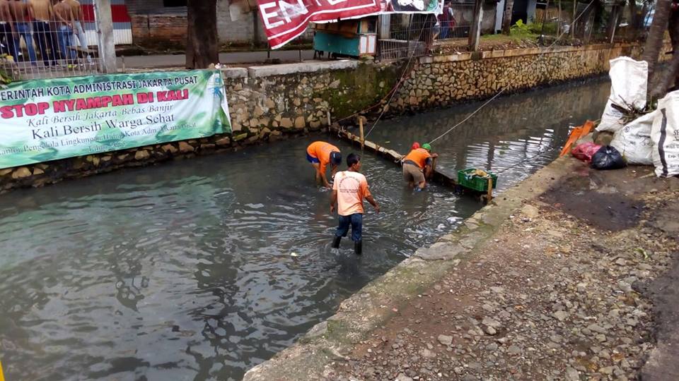 Orange Troops cleaning up the Sentiong Canal in October 2016, under the administration of former Jakarta Governor Basuki Ahok Tjahaja Purnama. Photo: Pengendalian Kebersihan Dinas Lingkungan Hidup / Facebook