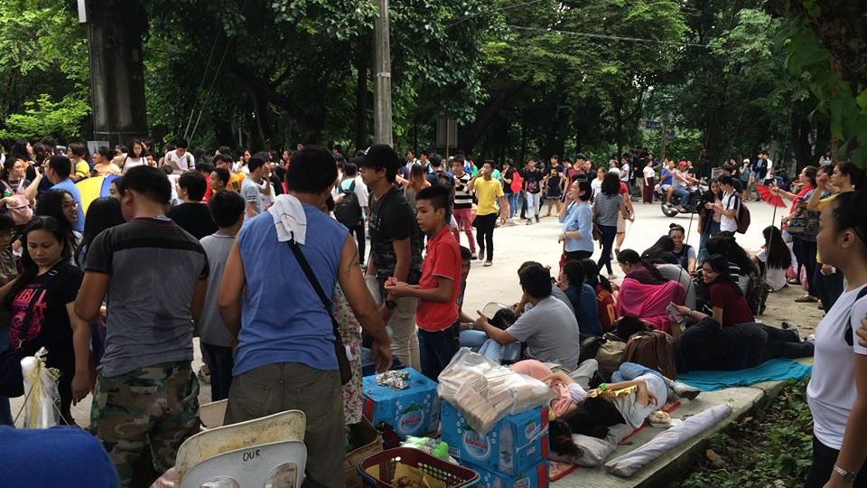 Students and their families line up for UPCAT applications forms. (Photo from Marc Joseph Capili Espino)