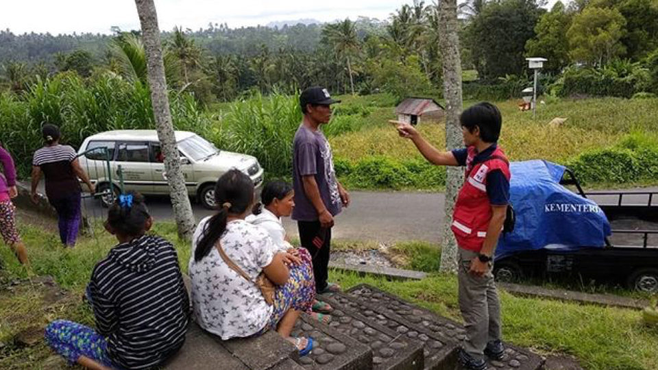 Nearly 3,000 people have evacuated since Mount Agung came back to life last week. Photo: PMI Bali