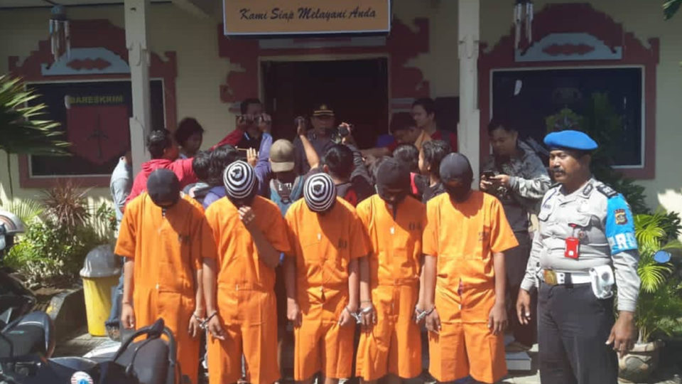 Five teens suspected of brutally attacking a motorbike driver out delivering food are lined up for a press conference. Photo: Polresta Denpasar