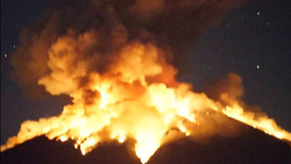 Mount Agung erupting on the evening of July 2, 2018. Photo: @mdsuantara via Denpasar Viral