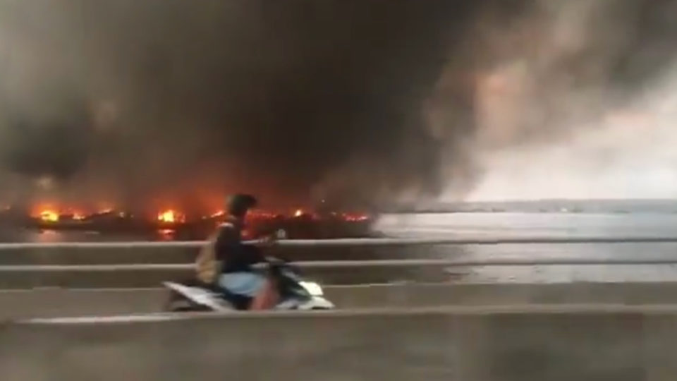 Boats at Benoa Harbor on fire. Photo via Info Denpasar. 