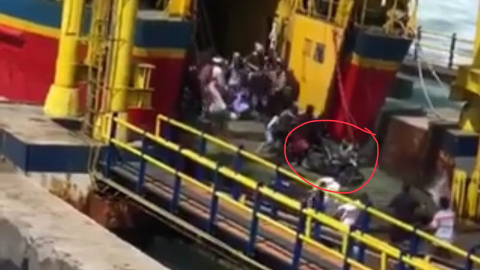 A video posted online shows the choppy waves at Padang Bai. People and motorbikes boarding the boat get knocked over. Still via @Ridhopramirsyah 