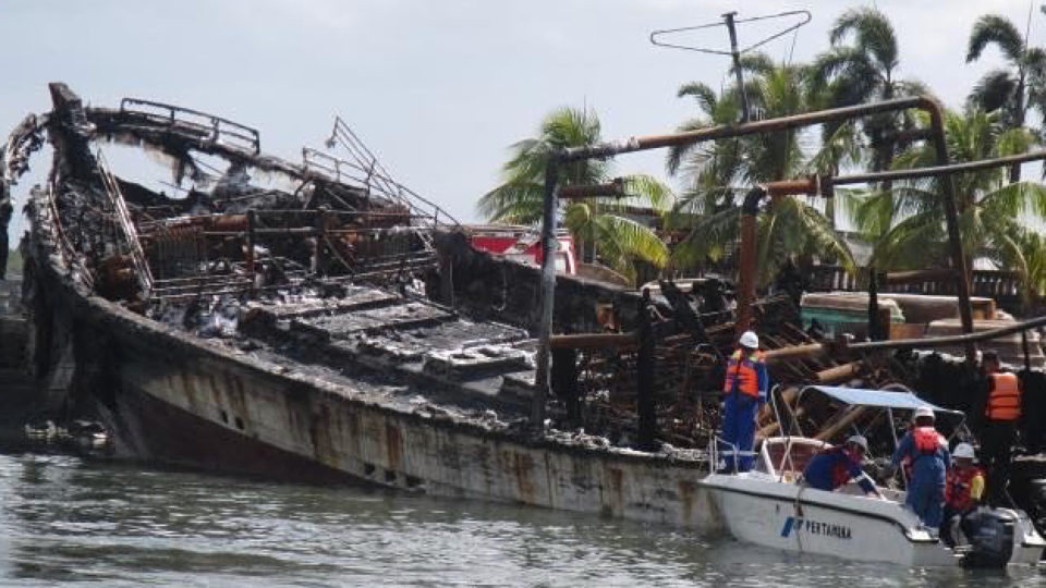 The oil spill response carried out by the Coast Guard and Pertamina. Photo via Info Denpasar 