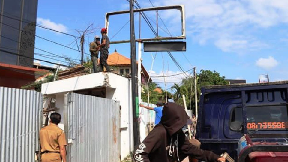 Badung Regency has declared an amusing war on unlicensed billboards. Photo: Pemkab Badung