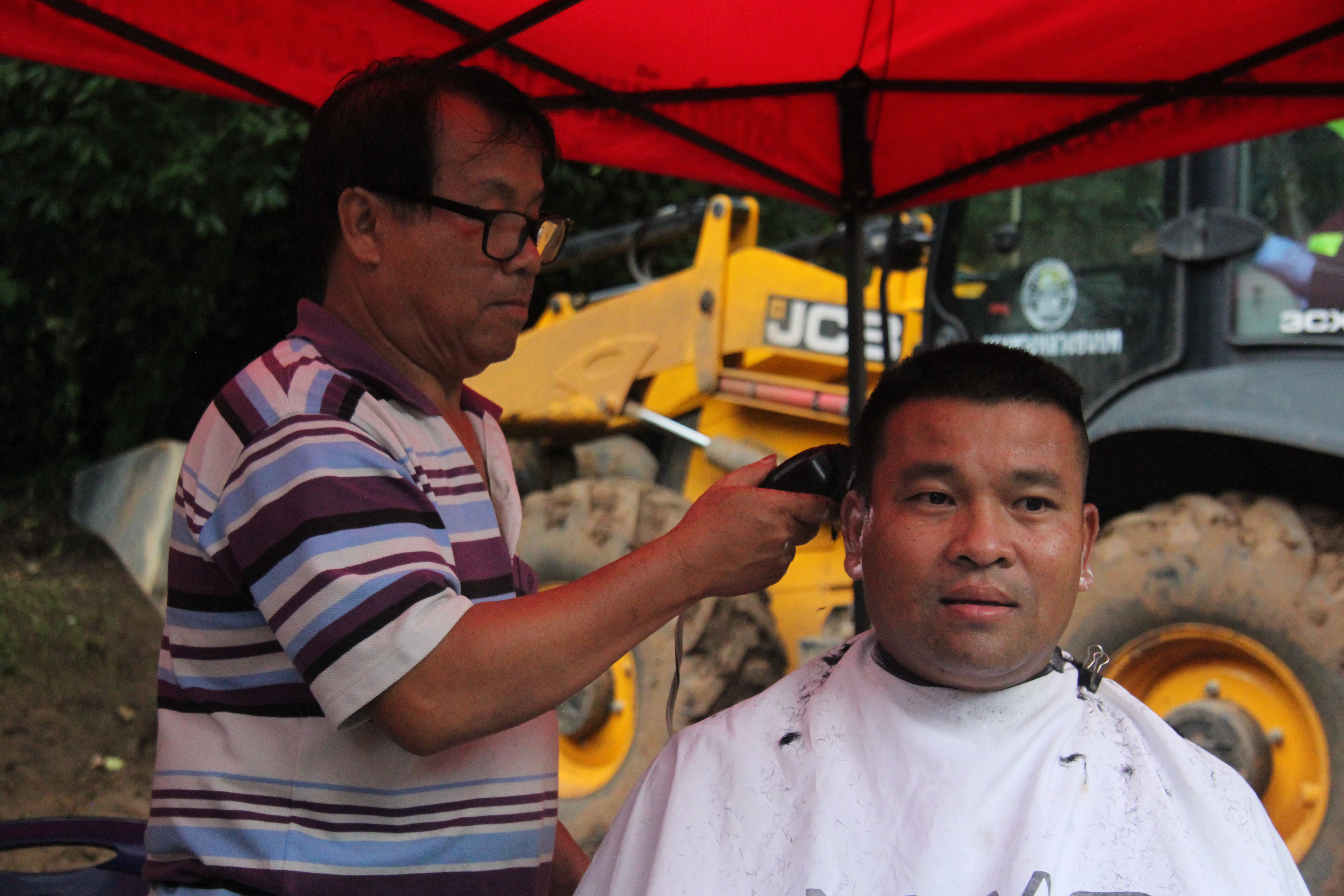 mud gives a haircut