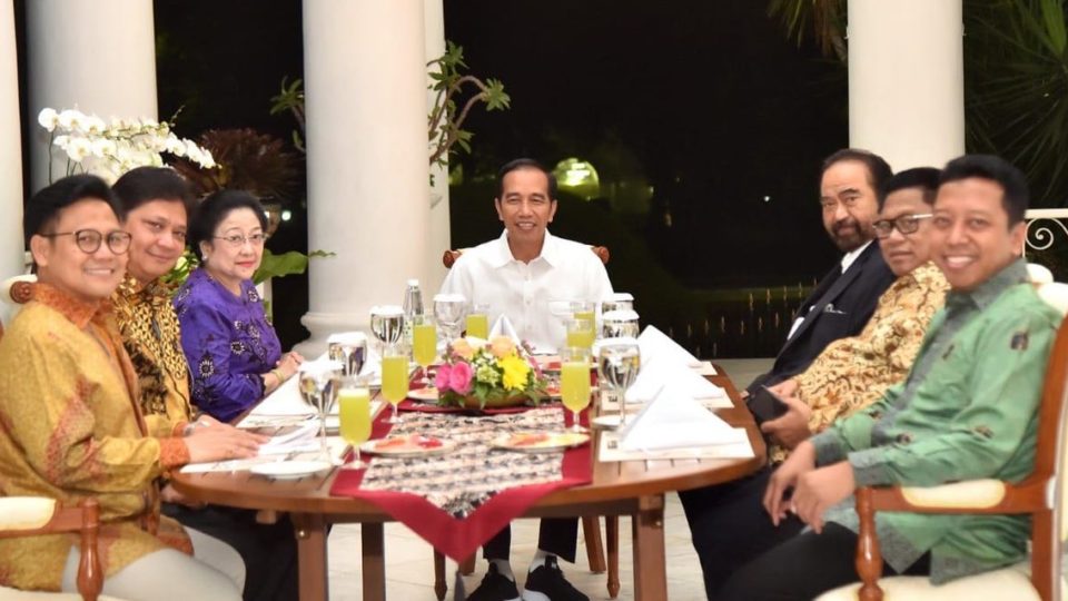From left: PKB Chairman Muhaimin Iskandar, Golkar Chairman AIrlangga Hatarto, PDI-P Chairwoman Megawati Soekarnoputri, President Joko Widodo, NasDem Chairman Surya Paloh, Hanura Chairman Oesman Sapta Odang, and PPP Chairman Muhammad Romahurmuziy. President Joko Widodo on July 23 met with leaders of his coalition’s parties to discuss his running mate for the 2019 election. Photo: Twitter/@jokowi
