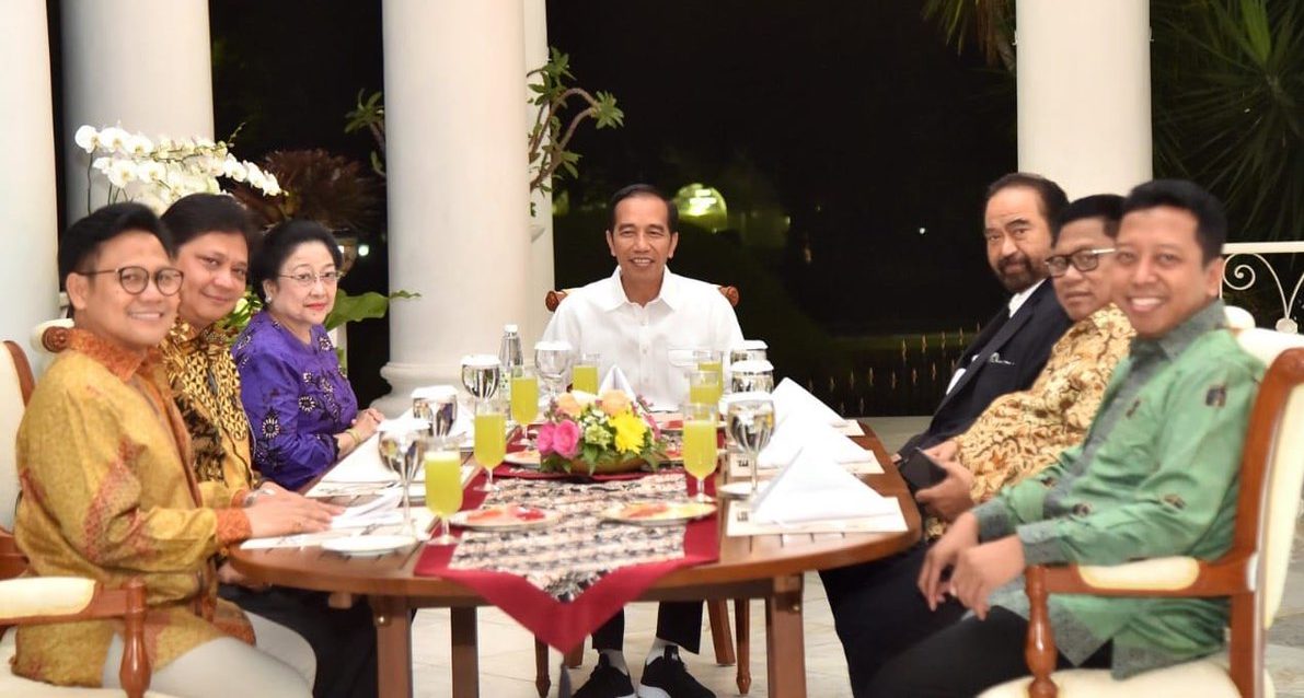 From left: PKB Chairman Muhaimin Iskandar, Golkar Chairman AIrlangga Hatarto, PDI-P Chairwoman Megawati Soekarnoputri, President Joko Widodo, NasDem Chairman Surya Paloh, Hanura Chairman Oesman Sapta Odang, and PPP Chairman Muhammad Romahurmuziy. President Joko Widodo on July 23 met with leaders of his coalition's parties to discuss his running mate for the 2019 election. Photo: Twitter/@jokowi