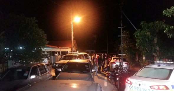 Police, surrounding the babysitter’s home in Batu Caves late last night via Berita Harian 