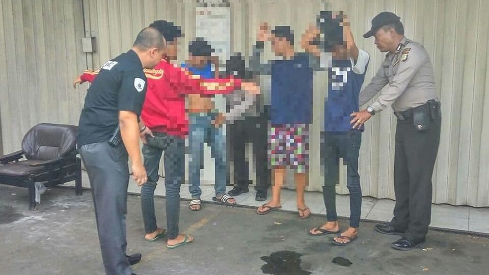 Pancoran Police checking suspected thieves as part of Operasi Cipta Kondisi, a month long operation aimed at reducing street crime ahead of the Asian Games. Photo: HUMAS POLDA METRO JAYA  / Facebook