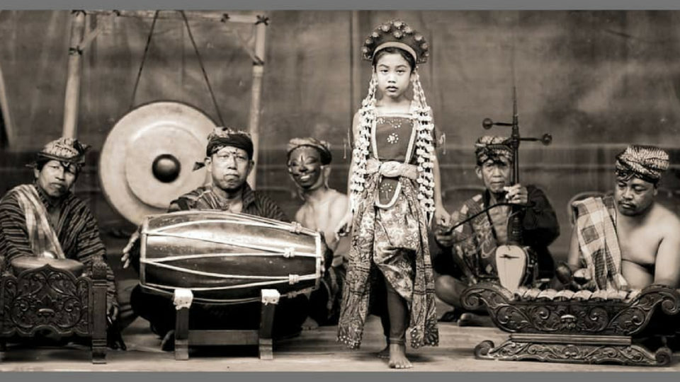 A photo from the exhibition “The Last Breath of the Prince – The Panji Tales Through the Eyes of Diego Zapatero”, which can be seen at Galeri Nasional Indonesia until this Sunday.