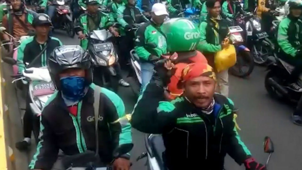 Motorcycle taxi drivers working for ride-hailing services Go-Jek and Grab demonstrate at a protest demanding higher tariffs in Jakarta on April 21, 2018. Photo: Lambe Ojol / Instagram