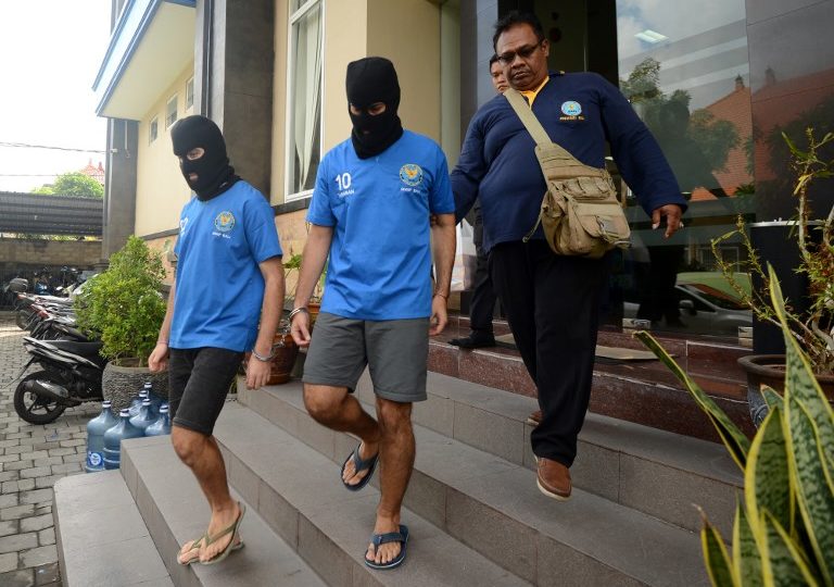 Zaid Thanoon of Britain (L) and Victor Ortegarocha of Chile (R), suspected of smuggling drugs into the country, walk together following a press conference at the customs office near Ngurah Rai international airport in Denpasar on Bali island on August 1, 2018.
Thanoon was arrested on July 13 for carrying 3.55 grams of marijuana, while Ortegarocha was detained July 12 for carrying 3 grams of marijuana into Bali. Photo: Sonny Tumbelaka/AFP
