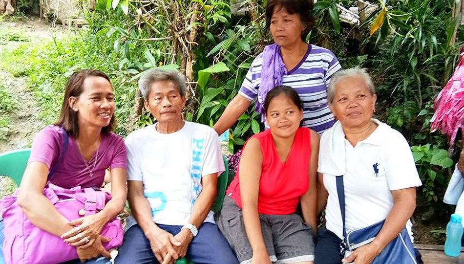 Margie Albarico with her family. (PHOTO: Berchan Louie Angchay)