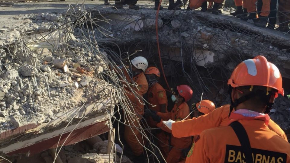 A team from the National Search and Rescue Agency continues to unearth victims from under the wreckage in Lombok. Photo via Sutopo Purwo Nugroho/BNPB