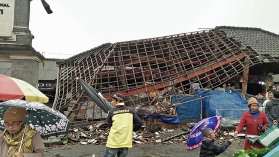 Sunday’s earthquake could be felt strongly in Bali, with some structures collapsing like this market in Baturiti, Tabanan, as pictured on August 6, 2018. Photo via Info Denpasar