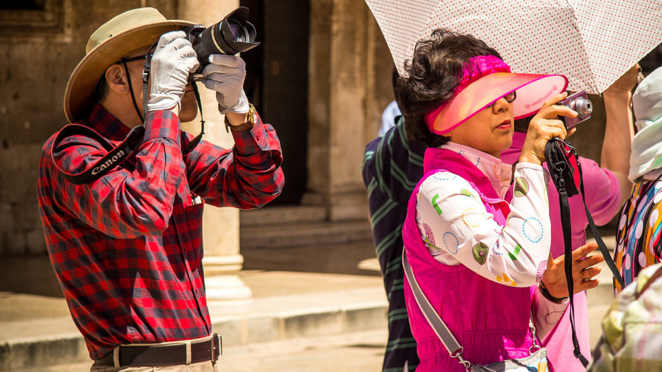 Chinese tourists (not in Myanmar). Photo: Flickr / Marjan Lazarevski