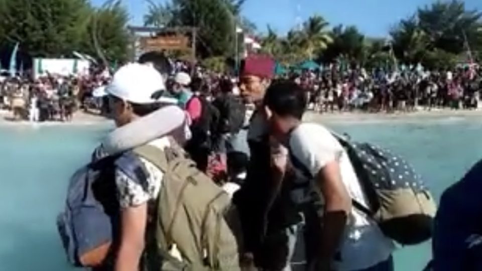 A joint search and rescue team was sent to evacuate tourists from the Gili islands following a 7.0 earthquake in Lombok. Still via Berita Bali