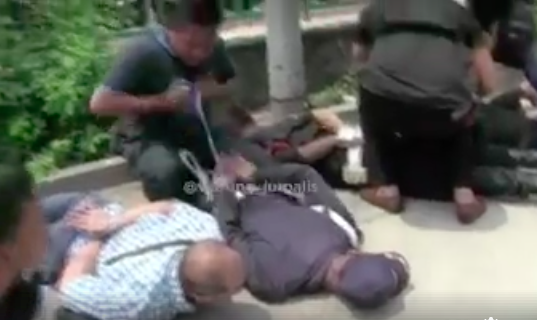 Police officers arresting street thugs in West Jakarta on Friday, Aug 24 2018. Photo: Facebook