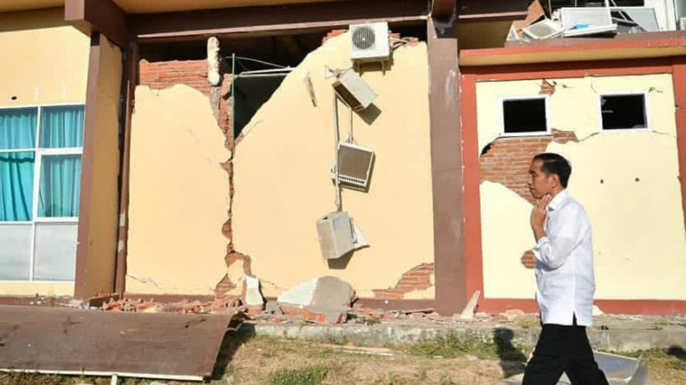 The president  in post quake Lombok. Photo: Jokowi/Instagram