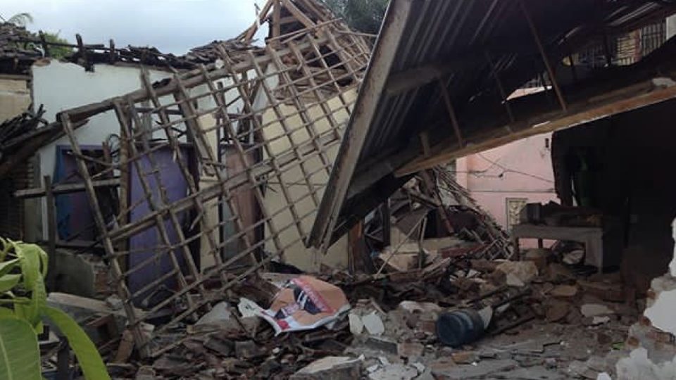 Collapsed buildings in Lombok after an earthquake on August 6, 2018 in Pakel Gunungsari, West Lombok. Photo: @wawan_aku via Denpasar Now