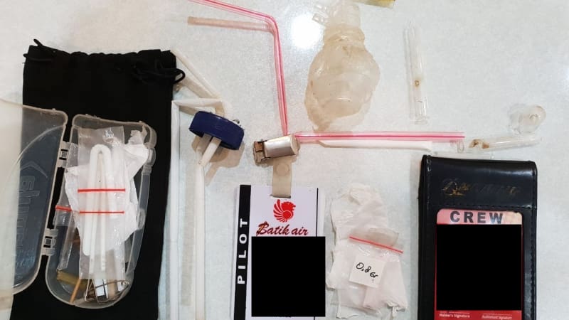 Drug kit and ID cards confiscated from the two suspects. Photo: Istimewa/Kumparan
