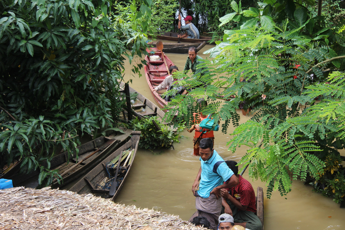 Villagers line up in boats outside the home of Daw Aye Than to eceive publicly donated disaster relief aid on Aug. 2, 2018. Photo: Jacob Goldberg