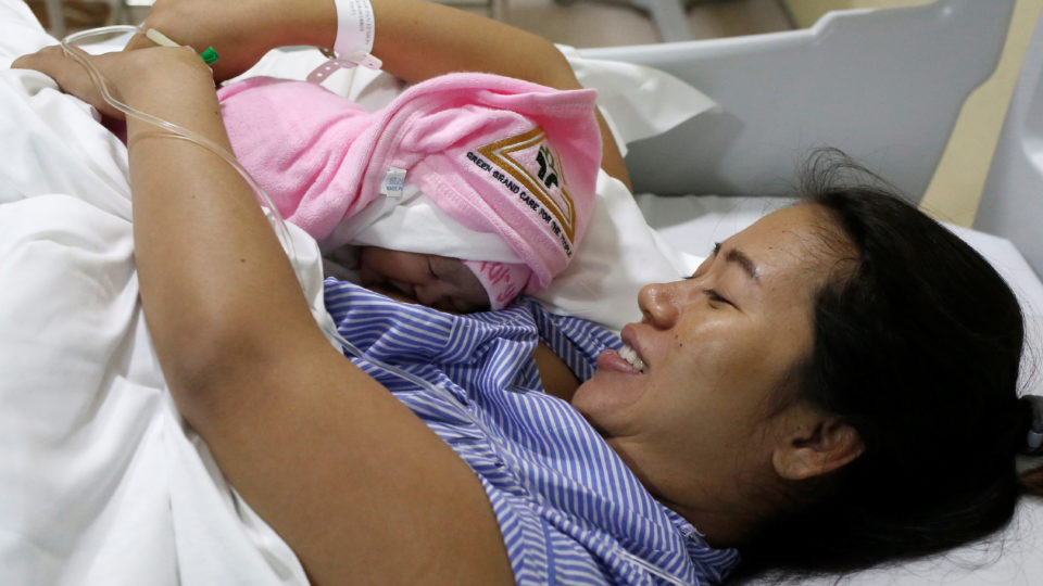 Pan Ei Mon, the wife of detained Reuters journalist Wa Lone, embraces her new born baby girl Thet Htar Angel in her hospital room in Yangon, Myanmar Aug. 10, 2018. Photo: REUTERS / Ann Wang