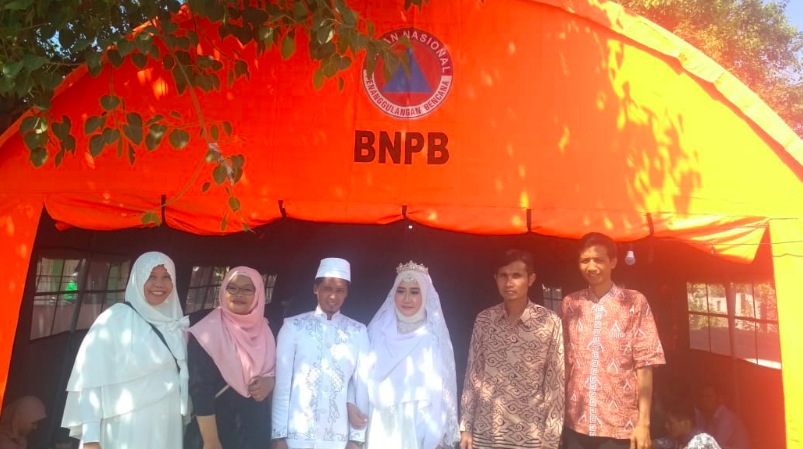 Forced to evacuate because of the earthquakes in Lombok, a couple got married as evacuees in a tent. Photo via Sutopo Purwo Nugroho/BNPB