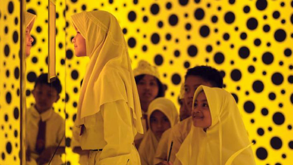 Indonesian students enjoying the Yayoi Kusuma exhibition at Museum MACAN. Photo: Facebook / Museum MACAN