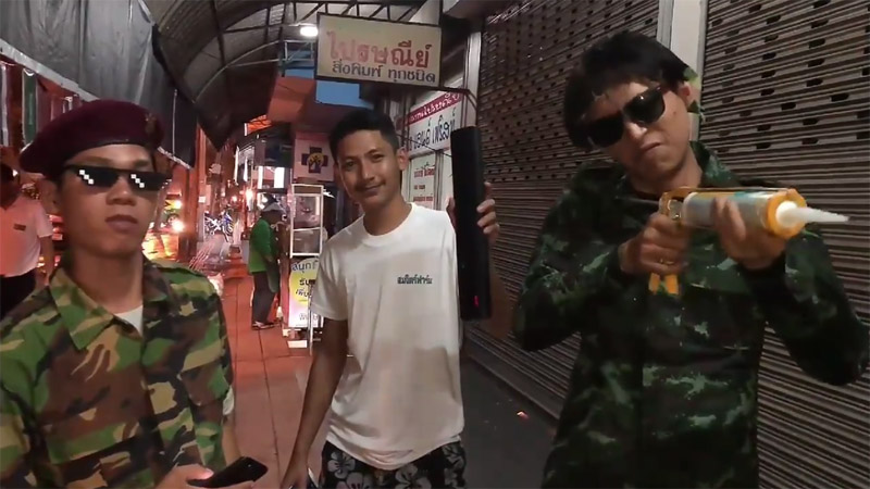 Ten men, aged 18 to 27, were arrested after they drove by bus stops along Bangkok’s Suwinthawong Road and pretended to shoot bystanders with fake guns. Screenshot: Grean the Gang/ Facebook
