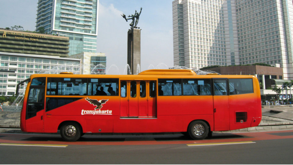 A Transjakarta bus at Bundaran Hotel Indonesia. Photo: Wikimedia Commons
