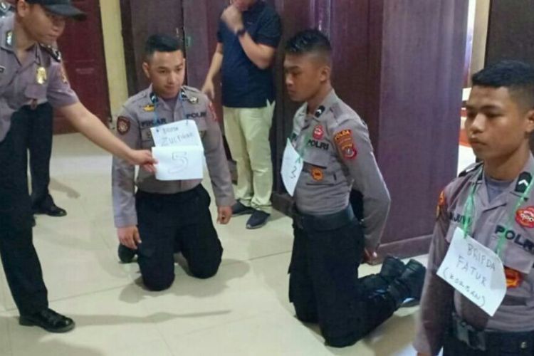 Southeast Sulawesi Police doing a reconstruction of the alleged beating death of officer Fathurrahman Ismail. Photo: Humas Polda Sultra)