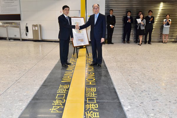 Secretary for Transport & Housing Frank Chan (right) hands over the Mainland Port Area plans to Deputy Secretary General of the Shenzhen Municipal Government Yang Xiuyou on September 3. Pic: govt