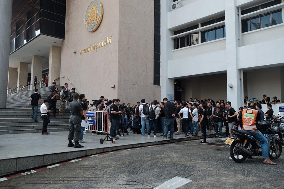 Crowds gathering at Bangkok Civil Court this morning -- Photo: Facebook/ ‎Kosit Treeravorakun‎