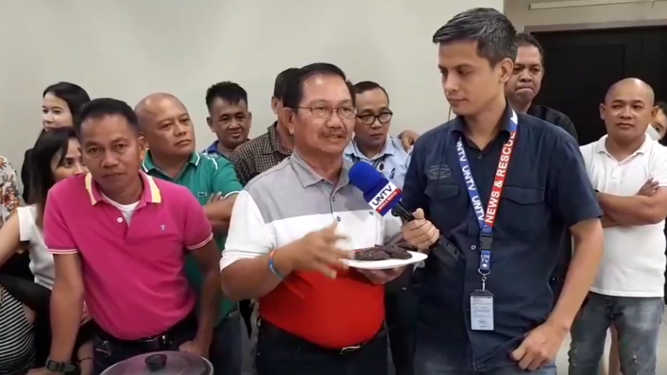 Sec. Manny Pinol eats weevil-infested rice. PHOTO: Screengrab from Facebook Video