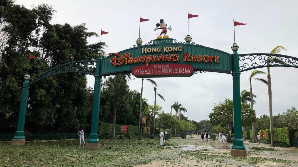 Pictures of the post typhoon Mangkhut clean up at Disneyland shared on Facebook by Hong Kong Main Street Gazette丨大街小報