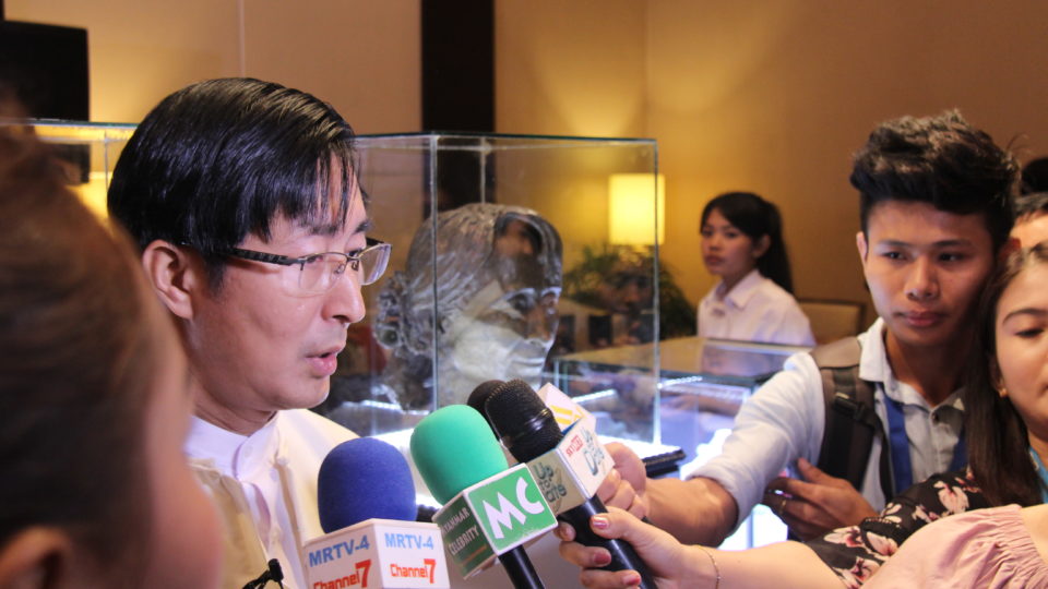 Dr. Thant Thaw Kaung speaks to reporters at a press conference announcing an upcoming fundraiser for the Daw Khin Kyi Foundation on Sept. 11, 2018. Photo: Coconuts Yangon