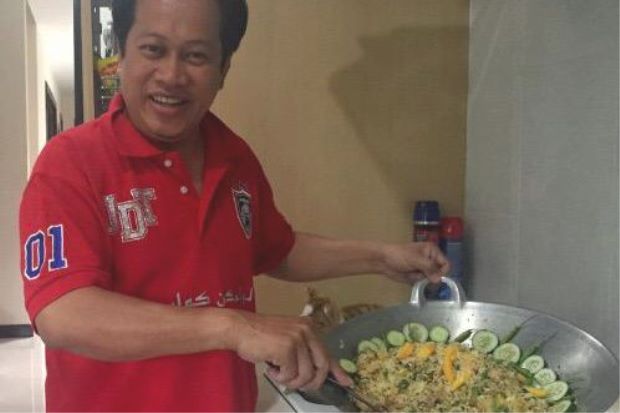 Remember when he “made” this nasi goreng? via Twitter 