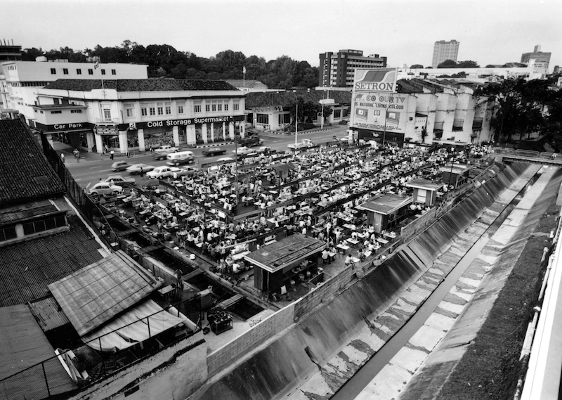 Glutton's Square as a hawker centre in the evening, 1977. Photo: Urban Redevelopment Authority