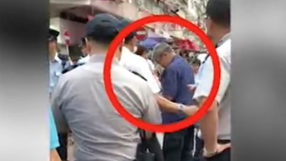 A shot of the hawker showdown. Via Apple Daily.