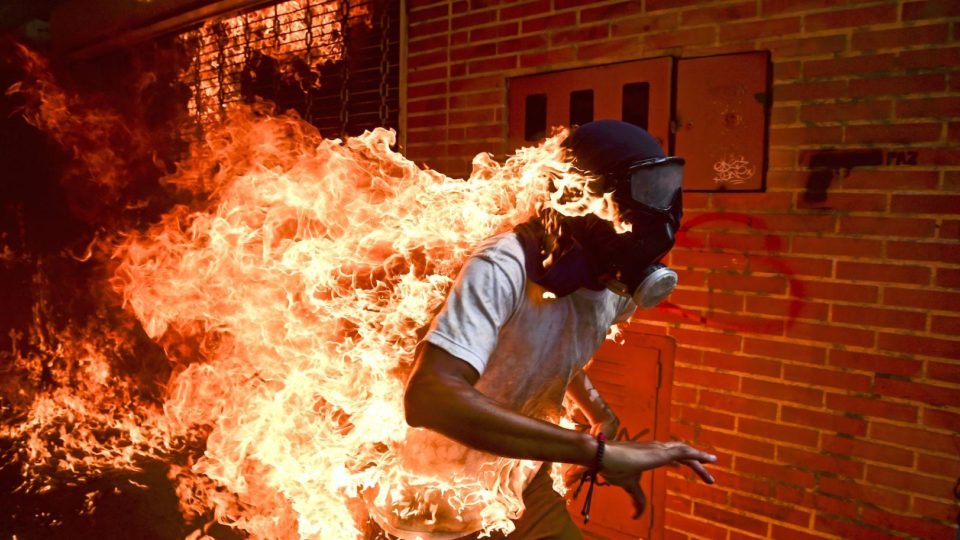 José Víctor Salazar Balza (28) catches fire amid violent clashes with riot police during a protest against President Nicolás Maduro, in Caracas, Venezuela. This incredible image captured by photographer Ronaldo Schemidt is the winner of this year’s World Press Photo of the Year Award. You can see lots more stunning photos at the World Press Photo exhibition taking place at Erasmus Huis.