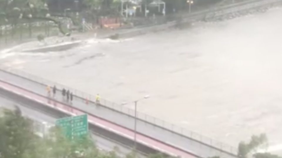 Taking photos at Tai Po Waterfront park mid typhoon. Via screengrab of video posted by Milk Sh Li on Facebook
