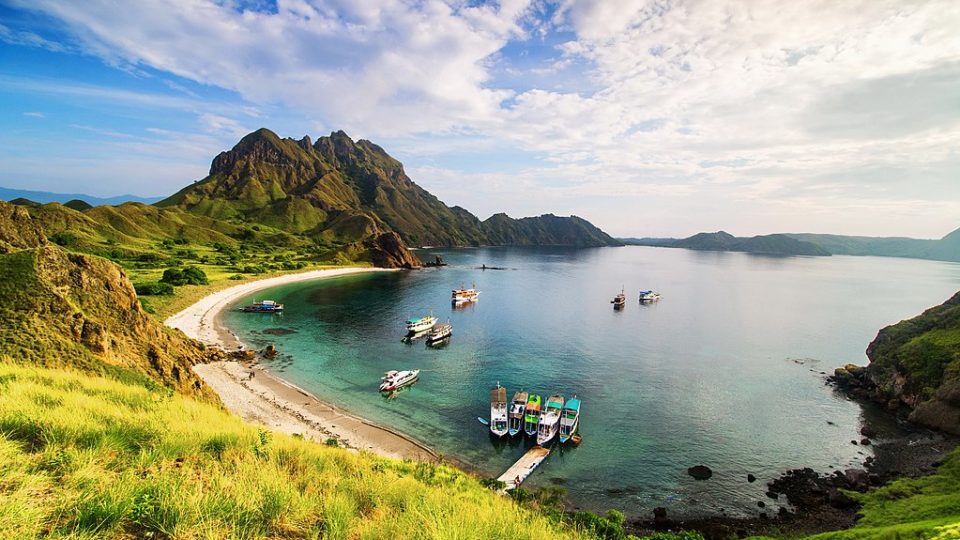 Pulau Padar, Komodo National Park. Photo: Azisrif (Creative Commons Attribution-Share Alike 4.0 International)