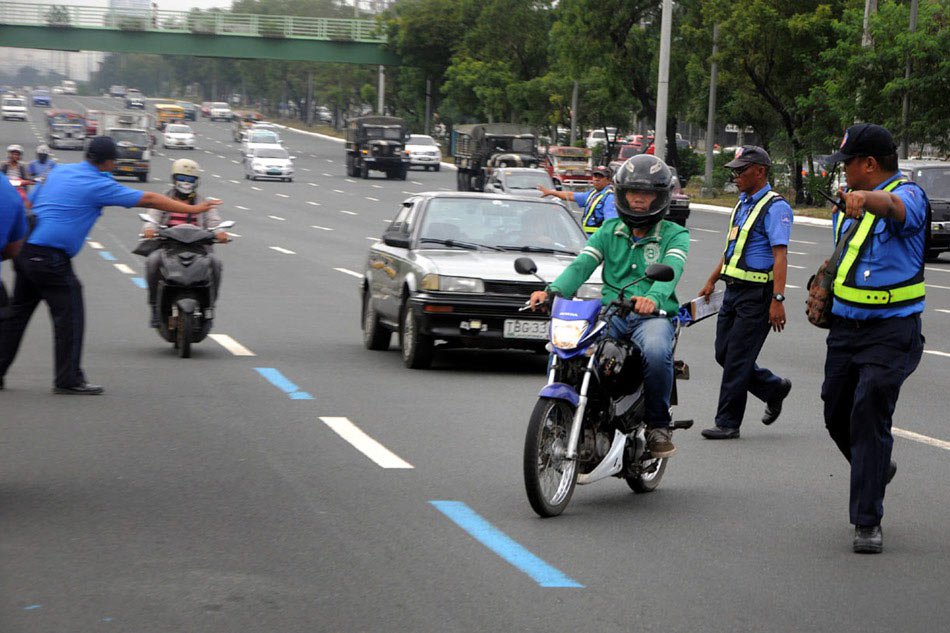 Officers of the Metropolitan Manila Development Authority are responsible for managing the traffic in Manila's roads. Photo: ABS-CBN News. 